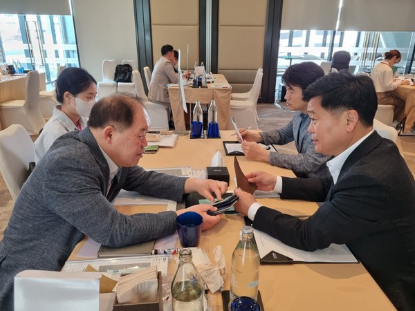 박종효 남동구청장이 중소기업들의 해외 시장 개척을 지원하기 위해 인도네시아 출장길에 오른다. 사진은 2023년 남동구 태국 시장개척단 현지 수출상담회 모습. (사진제공=남동구청)