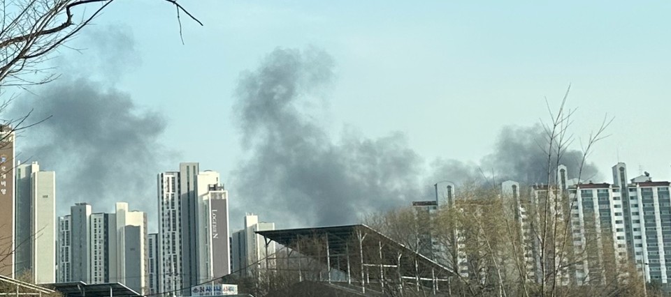 18일 오후 4시55분께 양주시 만송동의 한 섬유원단 공장에서 불이 났다. (사진제공=독자)