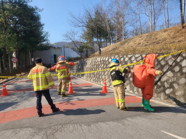 14일 오후 1시께 의정부시 가능동 맑은물사업소의 염소가스 저장시설에서 유해화학물질인 염소가스가 누출되는 사고가 났다. (사진제공=경기도소방재난본부)