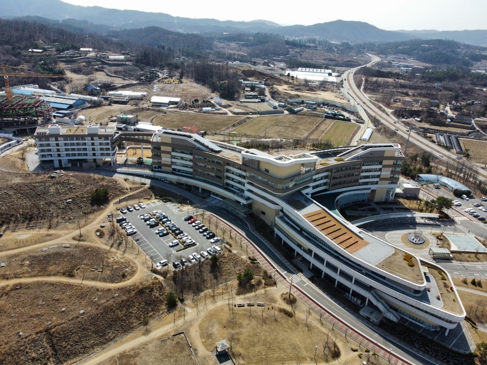 18일 오후 찾은 양평에 위치한 '국립교통재활병원'은 사고로 장애가 생겼거나, 장애가 예상되는 환자들에게 그에 맞는 의료 서비스를 제공하는 국내 최초 전문 재활 병원이다. 지난 2014년 국토교통부가 설립하고 서울대학교병원이 운영하고 있다. 2015년 제20회 경기도건축문화 대상을 수상하기도 했다. (사진=김광섭 기자)
