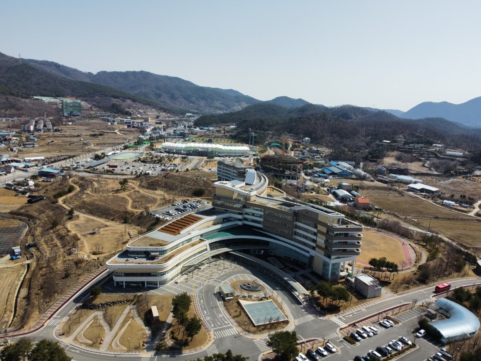 18일 오후 찾은 양평에 위치한 '국립교통재활병원'은 사고로 장애가 생겼거나, 장애가 예상되는 환자들에게 그에 맞는 의료 서비스를 제공하는 국내 최초 전문 재활 병원이다. 지난 2014년 국토교통부가 설립하고 서울대학교병원이 운영하고 있다. 2015년 제20회 경기도건축문화 대상을 수상하기도 했다. (사진=김광섭 기자)