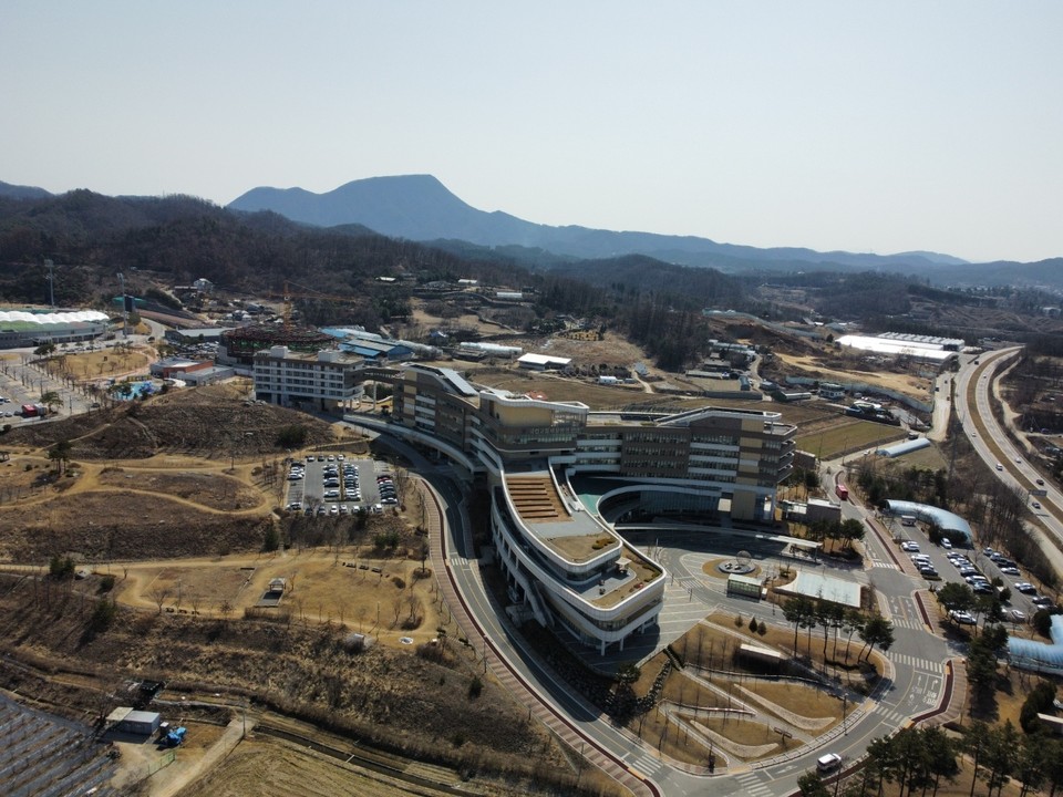 18일 오후 찾은 양평에 위치한 '국립교통재활병원'은 사고로 장애가 생겼거나, 장애가 예상되는 환자들에게 그에 맞는 의료 서비스를 제공하는 국내 최초 전문 재활 병원이다. 지난 2014년 국토교통부가 설립하고 서울대학교병원이 운영하고 있다. 2015년 제20회 경기도건축문화 대상을 수상하기도 했다. (사진=김광섭 기자)