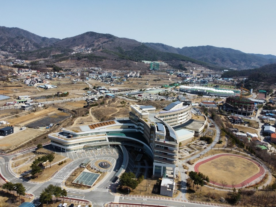 18일 오후 찾은 양평에 위치한 '국립교통재활병원'은 사고로 장애가 생겼거나, 장애가 예상되는 환자들에게 그에 맞는 의료 서비스를 제공하는 국내 최초 전문 재활 병원이다. 지난 2014년 국토교통부가 설립하고 서울대학교병원이 운영하고 있다. 2015년 제20회 경기도건축문화 대상을 수상하기도 했다. (사진=김광섭 기자)