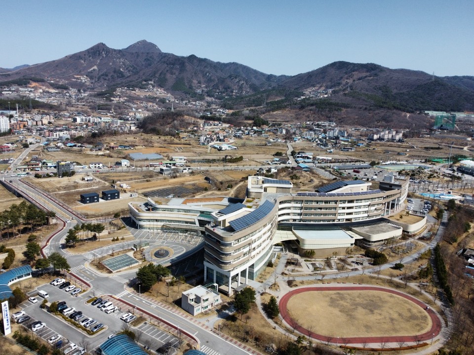 18일 오후 찾은 양평에 위치한 '국립교통재활병원'은 사고로 장애가 생겼거나, 장애가 예상되는 환자들에게 그에 맞는 의료 서비스를 제공하는 국내 최초 전문 재활 병원이다. 지난 2014년 국토교통부가 설립하고 서울대학교병원이 운영하고 있다. 2015년 제20회 경기도건축문화 대상을 수상하기도 했다. (사진=김광섭 기자)