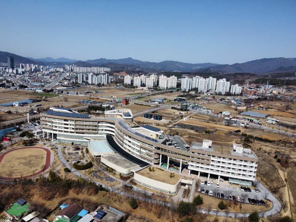 18일 오후 찾은 양평에 위치한 '국립교통재활병원'은 사고로 장애가 생겼거나, 장애가 예상되는 환자들에게 그에 맞는 의료 서비스를 제공하는 국내 최초 전문 재활 병원이다. 지난 2014년 국토교통부가 설립하고 서울대학교병원이 운영하고 있다. 2015년 제20회 경기도건축문화 대상을 수상하기도 했다. (사진=김광섭 기자)