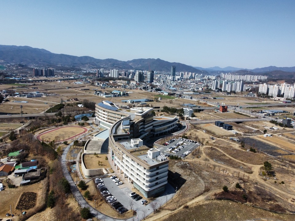 18일 오후 찾은 양평에 위치한 '국립교통재활병원'은 사고로 장애가 생겼거나, 장애가 예상되는 환자들에게 그에 맞는 의료 서비스를 제공하는 국내 최초 전문 재활 병원이다. 지난 2014년 국토교통부가 설립하고 서울대학교병원이 운영하고 있다. 2015년 제20회 경기도건축문화 대상을 수상하기도 했다. (사진=김광섭 기자)