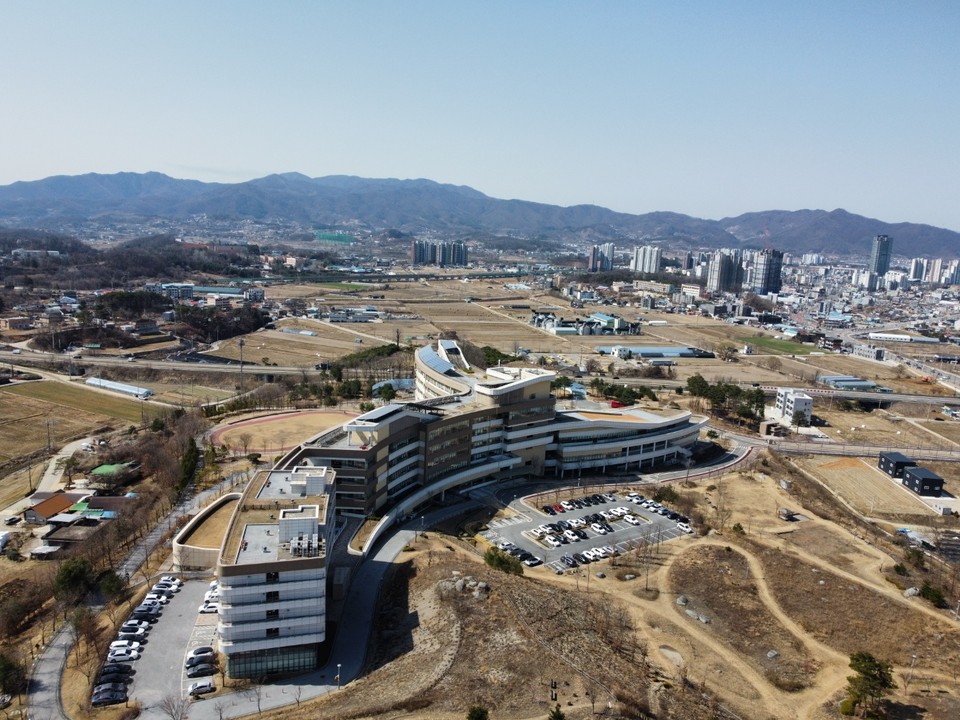 18일 오후 찾은 양평에 위치한 '국립교통재활병원'은 사고로 장애가 생겼거나, 장애가 예상되는 환자들에게 그에 맞는 의료 서비스를 제공하는 국내 최초 전문 재활 병원이다. 지난 2014년 국토교통부가 설립하고 서울대학교병원이 운영하고 있다. 2015년 제20회 경기도건축문화 대상을 수상하기도 했다. (사진=김광섭 기자)