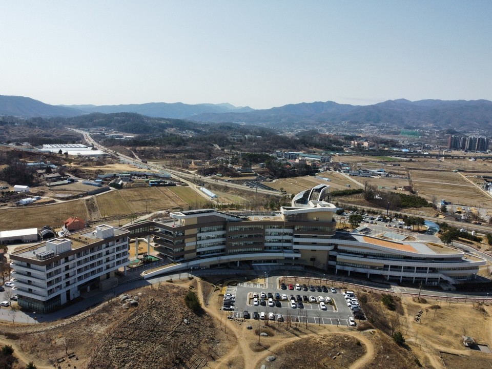 18일 오후 찾은 양평에 위치한 '국립교통재활병원'은 사고로 장애가 생겼거나, 장애가 예상되는 환자들에게 그에 맞는 의료 서비스를 제공하는 국내 최초 전문 재활 병원이다. 지난 2014년 국토교통부가 설립하고 서울대학교병원이 운영하고 있다. 2015년 제20회 경기도건축문화 대상을 수상하기도 했다. (사진=김광섭 기자)