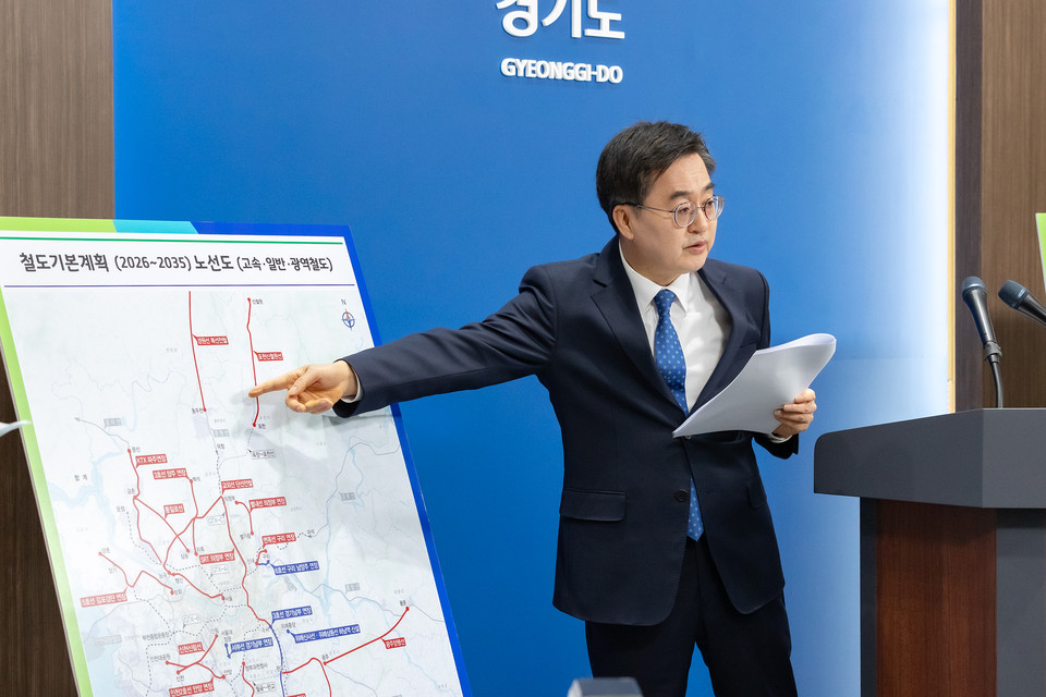19일 오전 경기도청 브리핑룸에서 김동연 경기도지사가 경기도 철도기본계획 수립 발표를 하고 있다. (사진제공=경기도청)