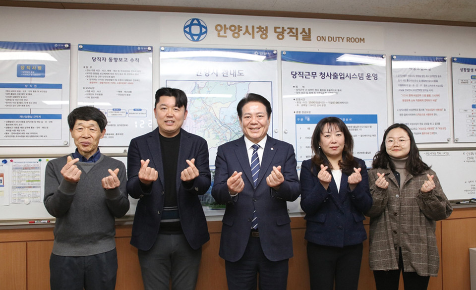 최대호 안양시장이 양성 통합당직이 처음 운영되는 지난 18일 오후 6시경 직원들을 격려하기 위해 시청 당직실을 방문했다. (사진제공=안양시청)