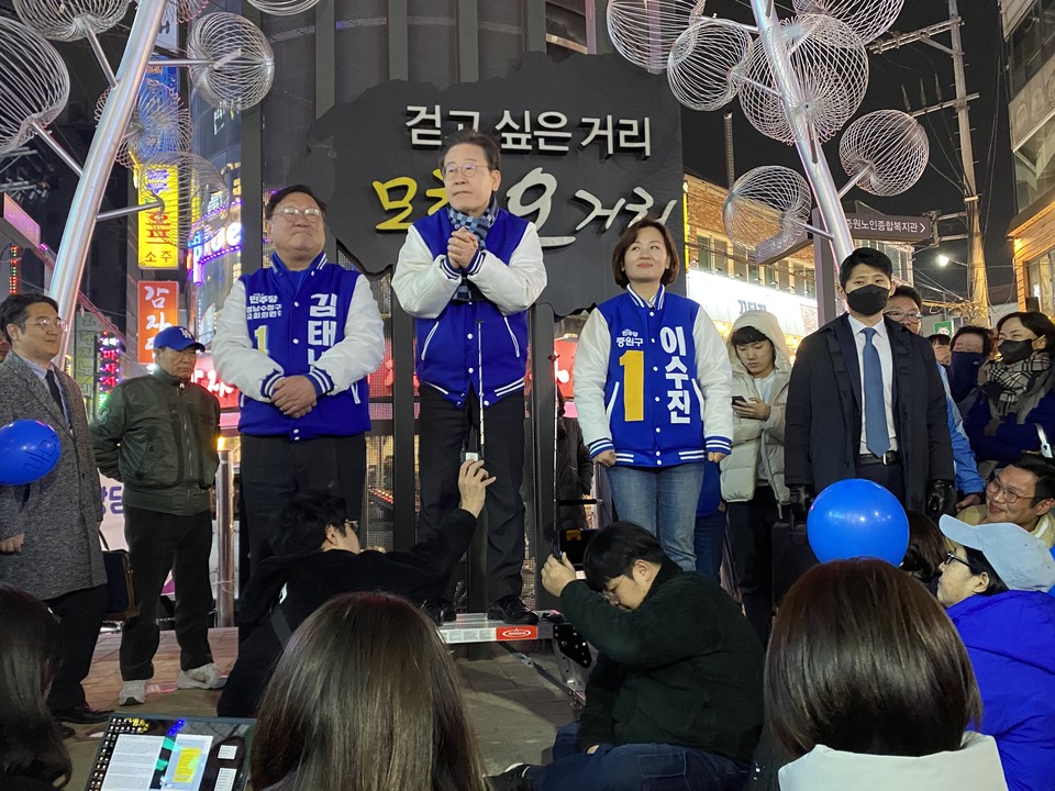 이재명 더불어민주당 대표가 19일 성남시 중원구 모란오거리 현장 기자회견에서 윤석열 대통령을 겨냥해 "이제는 권력을 회수할 때다. 주인을 물려고 대드는 그런 일꾼·머슴·종을 이제는 해고해야 한다"고 강조했다. (사진=장은기 기자)