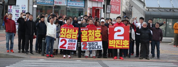 국민의힘 김포시을 홍철호 후보와 김포시갑 박진호 후보가 “김포의 미래는 서울 통합에 있다”며 지지를 호소하고 있다. (사진제공=홍철호 후보실)