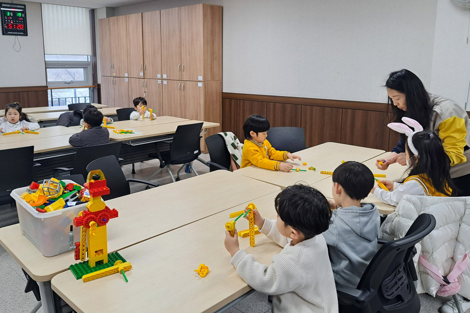 용인특례시가 다자녀의 기준을 ‘3자녀 이상’에서 ‘2자녀 이상’으로 변경하고 지역 내 107개 공공시설 이용료도 30~50% 감면해 준다고 20일 밝혔다. 사진은 주민자치센터 창의과학 강좌. (사진제공=용인시청)