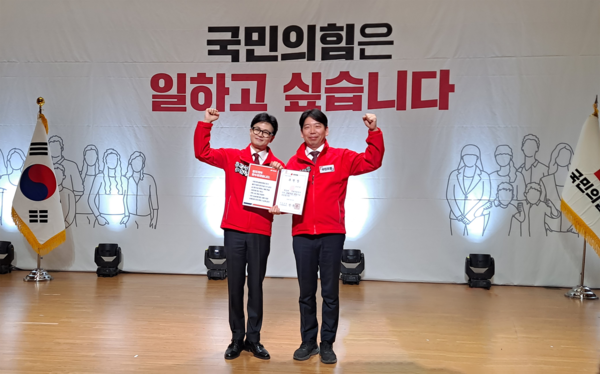 유제홍 국민의힘 부평갑 후보가 지난 19일 여의도 국회의원 회관에서 열린 중앙선대위 발대식 및 공천자대회에 참석해 중앙선대위와 함께 4.10총선 승리에 대한 결의를 다졌다. (사진제공=유제홍 캠프 제공)