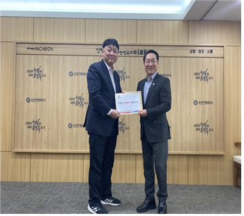 국민의 힘 부평구을 이현웅 후보(왼쪽)가 유정복 인천시장에게 부평을 지역구의 현안 건의문을 전달하고 있다. (사진제공=이현웅 후보 캠프)