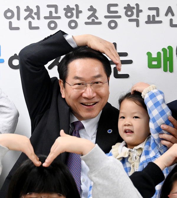 유정복 인천광역시장이 25일 옹진군 북도면 신도 인천공항초등학교 신도분교장을 방문해 인구감소지역 교육실태 현안을 점검하고 학생들을 만나고 있다. (사진제공=인천시청)
