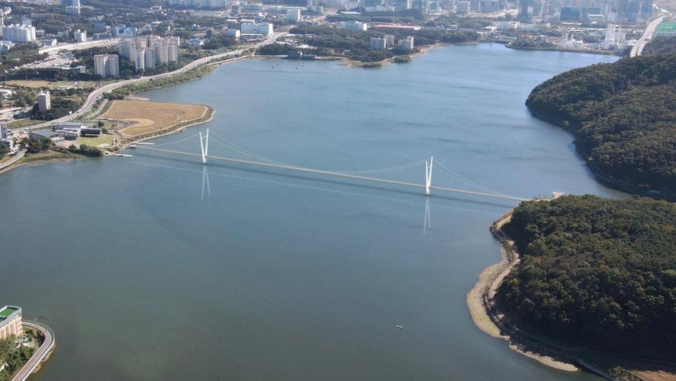 용인특례시가 기흥저수지 횡단보도교를 내년 착공해 2026년 완공 예정이라고 25일 밝혔다. 사진은 기흥저수지 횡단보도교 예상도. (사진제공=용인시청)