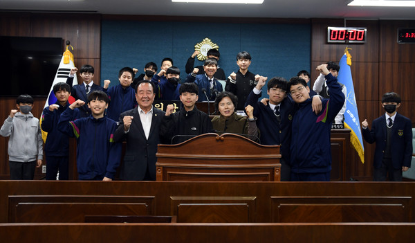 인천 미추홀구의회가 지난 25일 인천남중학교 1학년 학생 18명을 대상으로 지방자치제도에 대한 이해를 높이고 의회의 역할을 알리는 의회 체험 프로그램을 개최했다. (사진제공=미추홀구의회)