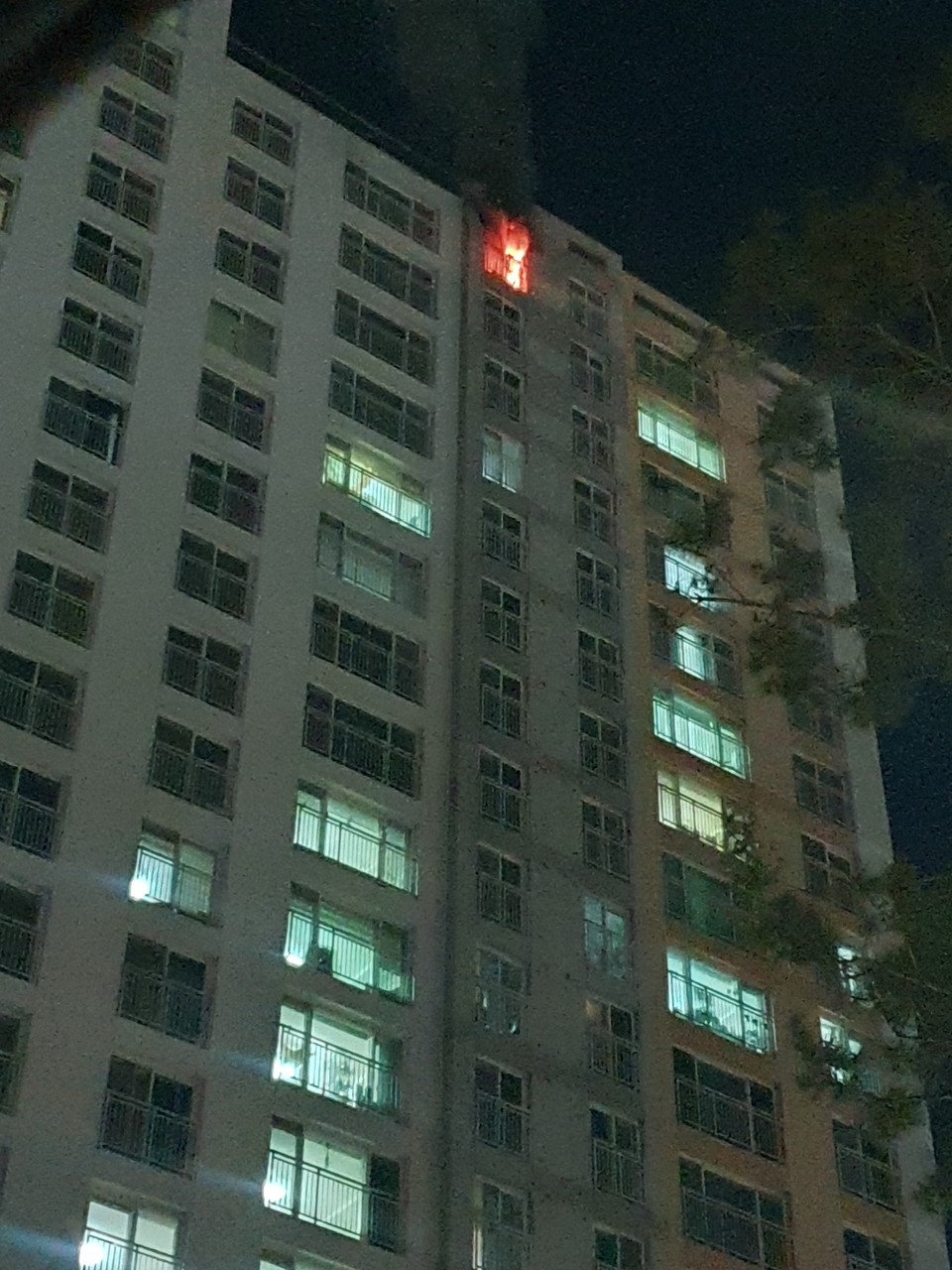 김포시의 한 137세대 규모의 아파트에서 한밤 중 불이 나 입주민들이 대피하는 소동이 빚어졌다. 사진은 화재 현장. (사진제공=경기도소방재난본부)