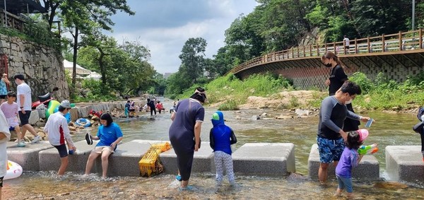 고양특례시가 고양시 지방하천 중 창릉천과 공릉천에 ‘멱 감고 발 담그는’ 친근한 하천 공간을 조성하기 위해 힘을 쏟고 있다. (사진제공=고양시청)