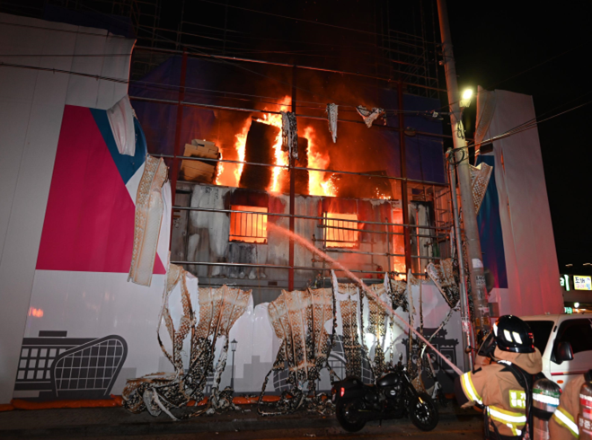 27일 오후 8시8분께 오산시 궐동의 한 아파트 신축공사현장에서 교육장으로 사용하는 컨테이너에서 불이 나 신고를 받고 출동한 소방당국에 의해 약 56분 만에 완전히 꺼졌다. 사진은 화재 현장. (사진제공=경기도소반재난본부)