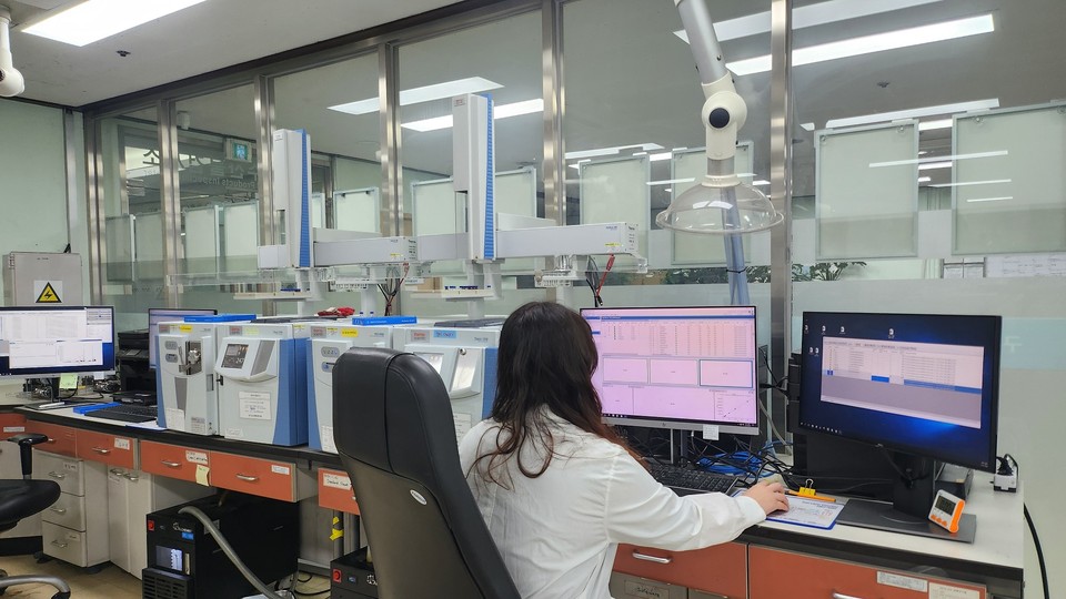경기도보건환경연구원이 경기지역에서 유통 중인 봄나물류 19품목 149건에 대한 잔류농약 및 방사성 물질 안전성 검사를 실시한 결과 3가지 품목에서 4건이 기준치를 초과한 것으로 나타났다. 사진은 잔류농약 분석 중인 모습. (사진제공=경기도보건환경연구원)