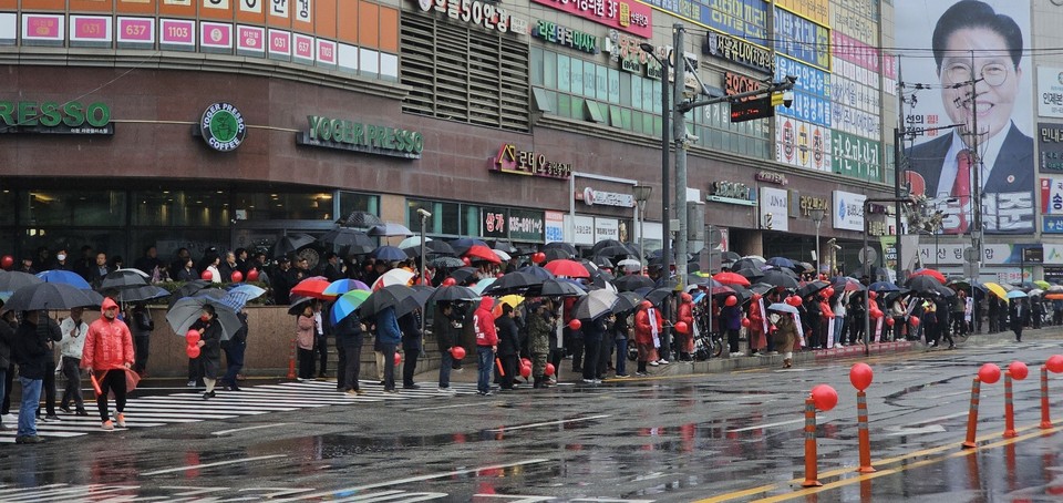 28일 오전 11시10분께 이천시선거구 국민의힘 송석준 후보 출정식이 창전동 선거사무소 앞에서 열리고 있다. (사진=송석원 기자)