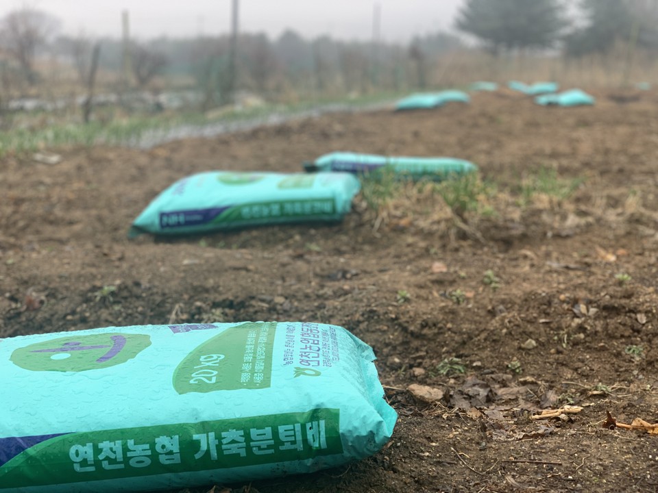 28일 오전 10시께 연천군 연천읍의 한 농경지에 놓인 퇴비포대가 본격적인 농사철임을 보여주고 있다. (사진=오기춘 기자)