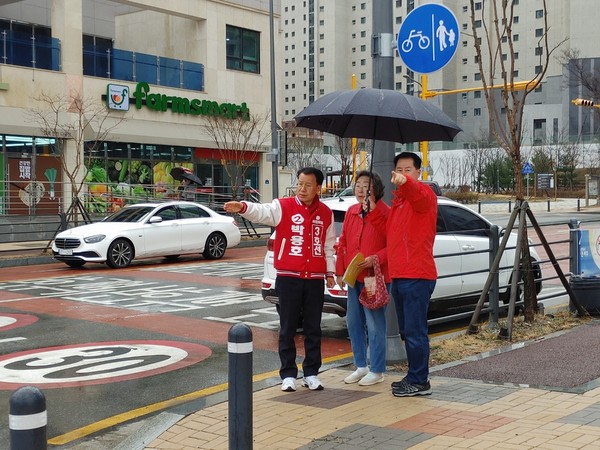 파주시甲 국민의힘 박용호 후보는 지역구의 아파트단지가 많은 점을 활용, 직접 단지를 돌며 민심을 파고들어 눈길을 끌고 있다. 사진 왼쪽부터 박용호 후보, 해오름마을 입주민, 최창호 파주시의원. (사진제공=박용호 후보실)
