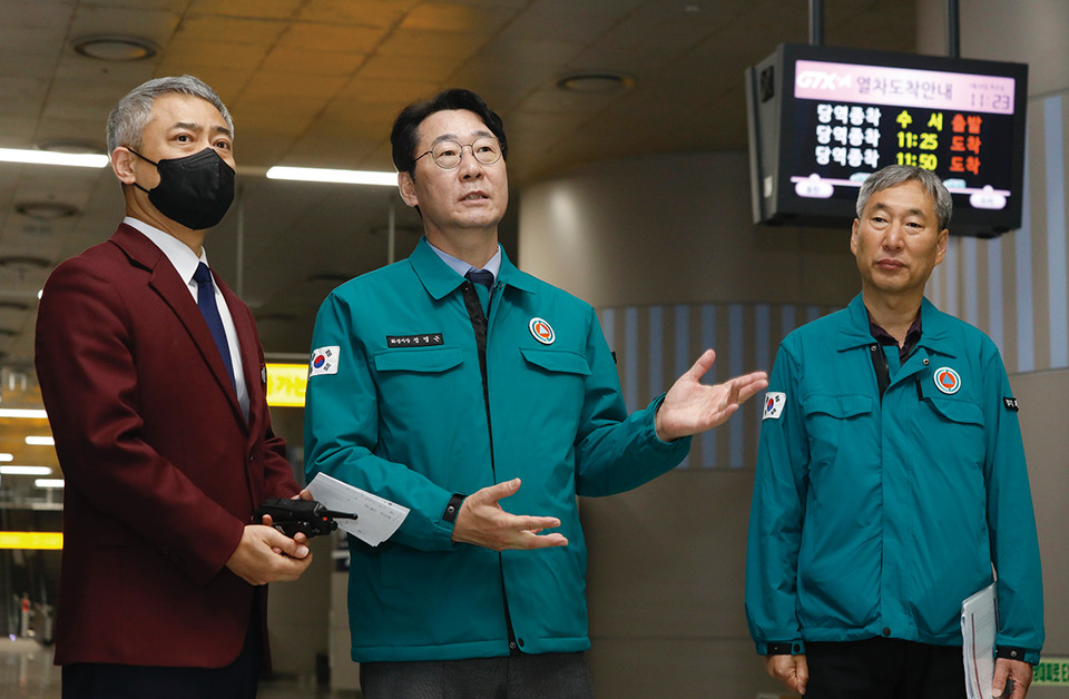 정명근 화성시장(가운데)이 GTX-A 동탄역과 경부고속도로 지하화 사업 현장을 찾아 시민들의 이용에 불편이 없도록 동선에 따른 안내시설 등을 28일 마무리 점검했다. (사진제공=화성시청)