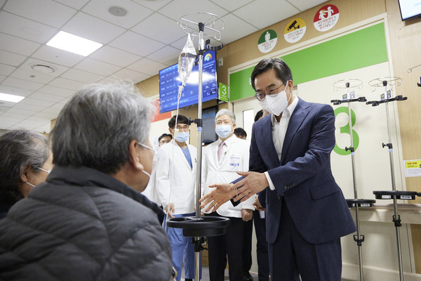 분당서울대학교병원 현장28일 오전 김동연 경기도지사가 송정한 분당서울대병원장의 안내를 받아 권역응급의료센터 의료시설을 둘러보고 있다. (사진제공=경기도청)