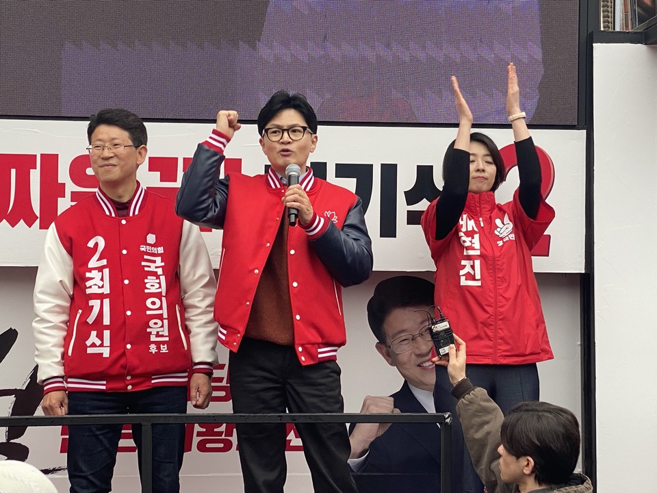 한동훈 국민의힘 비상대책위원장 겸 총괄선거대책위원장이 29일 오후 의왕시 부곡동 부곡도깨비시장에서 최기식 의왕시과천시 후보 지지 발언을 하고 있다. (사진=장은기 기자)