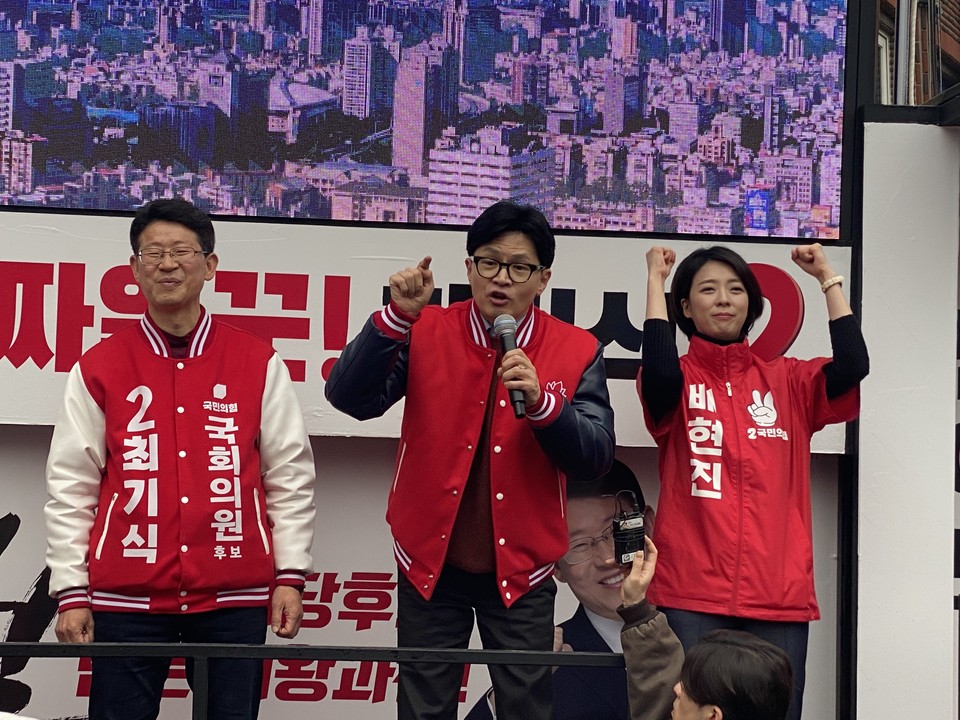 한동훈 국민의힘 비상대책위원장 겸 총괄선거대책위원장이 29일 오후 의왕시 부곡동 부곡도깨비시장에서 최기식 의왕시과천시 후보 지지 발언을 하고 있다. (사진=장은기 기자)