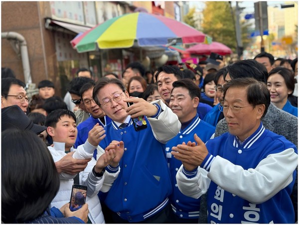 파주시甲 여야 후보들간 ‘선거법 위반’을 둘러싼 공방이 벌어져 주목된다. 사진 앞줄 맨 우측이 윤후덕 후보.(사진=윤후덕 후보 블로그 캡처)