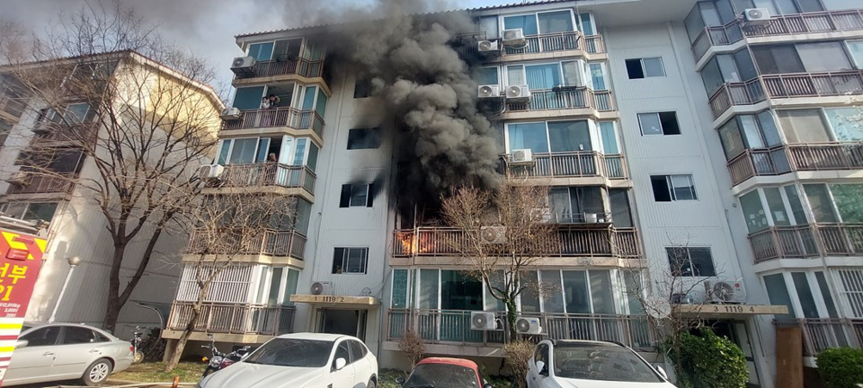 30일 오전 8시1분께 안산시 단원구의 한 5층짜리 아파트 1층에서 불이 났다. 사진은 화재 현장. (사진제공=경기도소방재난본부)