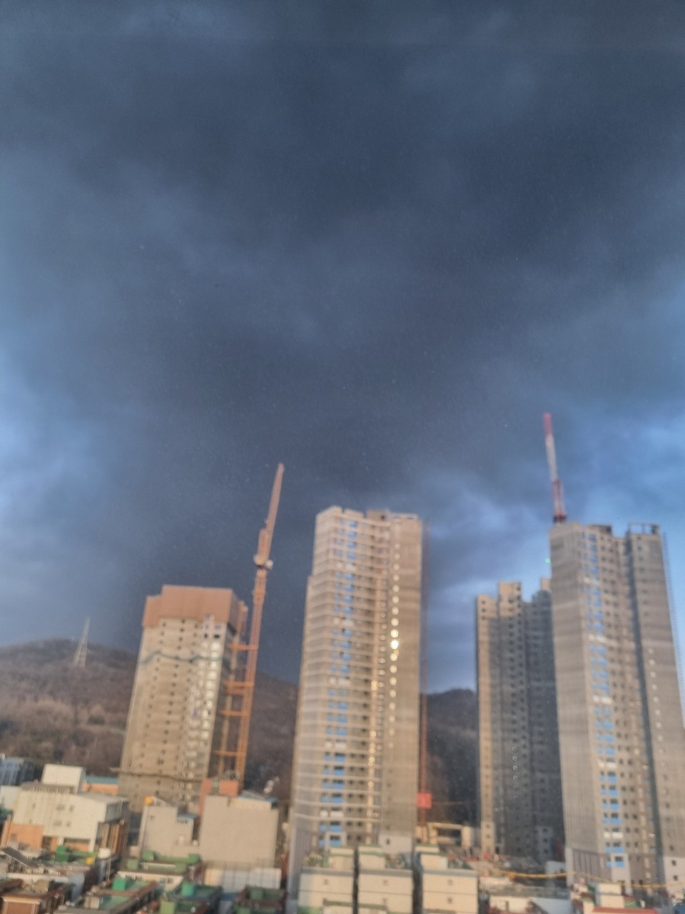 1일 오후 3시57분께 인천시 서구 석남동의 한 가방 보관창고에서 큰 불이 나 소방당국이 진화 중이다. (사진=이복수 기자)