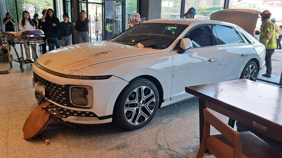 2일 오후 2시49분께 용인시 기흥구 보정동에 있는 스타벅스 매장 1층으로 50대 여성이 몰던 그랜저 차량이 돌진하는 사고로 매장 안에 있던 60대 여성 A씨와 70대 여성 B씨가 크게 다쳐 중상을 입고 인근병원으로 이송됐다. 사진은 사고 현장. (사진제공=경기도소방재난본부)