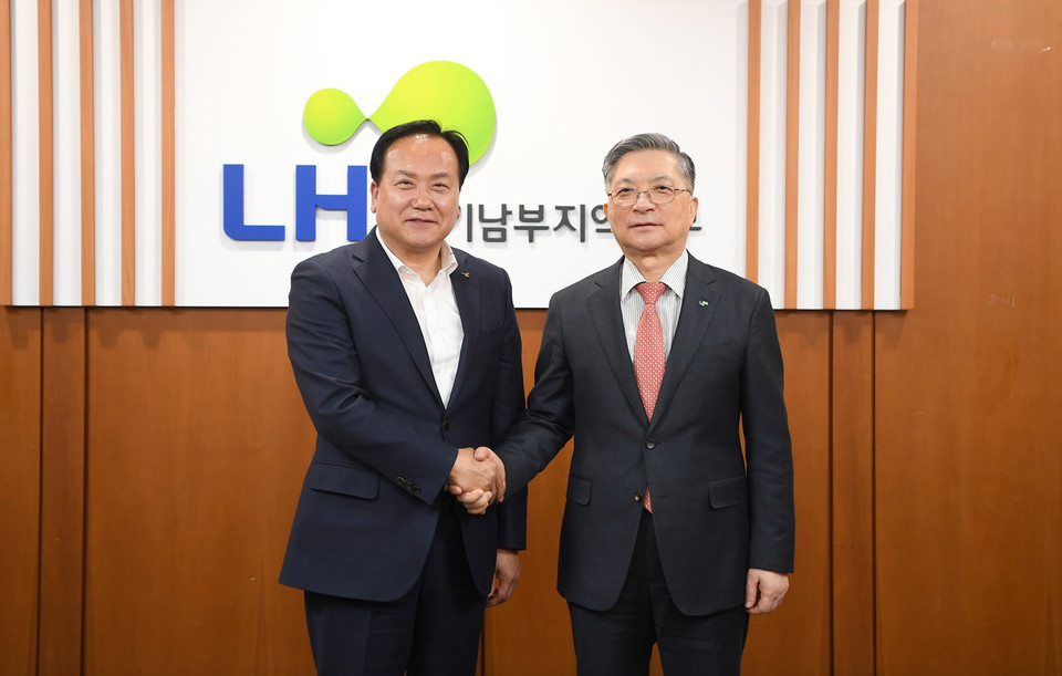 오산시가 시민 숙원사업인 경부선 철도 횡단도로 개설사업이 행정안전부 지방재정 중앙투자심사를 통과하며 오는 9월 착공에 한 발 더 가까워졌다고 밝혔다. 사진 왼쪽부터 이권재 오산시장·이한준 LH 사장. (사진제공=오산시청)