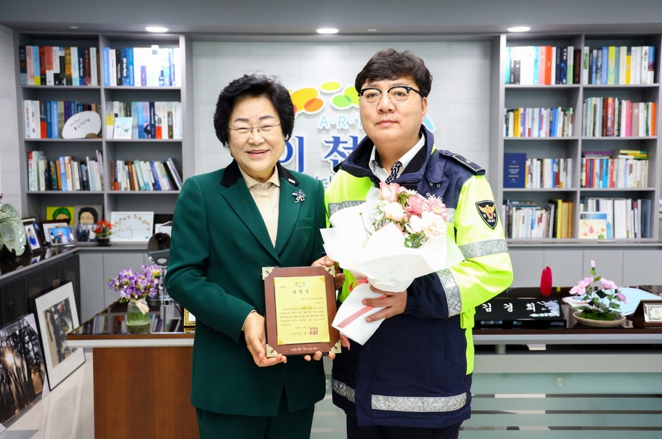 순찰 중 빠른 조치로 큰 화재를 막은 이천경찰서 소속 경찰관들이 표창장을 수여받았다. (사진제공=이천시청)