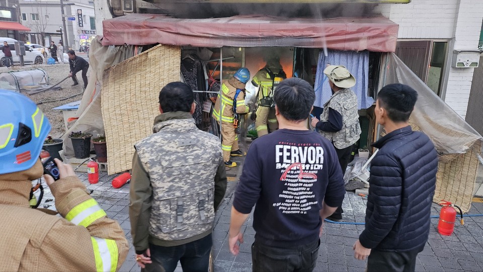 2일 오후 6시30분께 동두천시 생연동 양키시장 인근의 한 구제옷을 판매하는 점포에서 불이 나 약 20여분 만에 진화됐다. 사진은 화재 현장. (사진=오기춘 기자)
