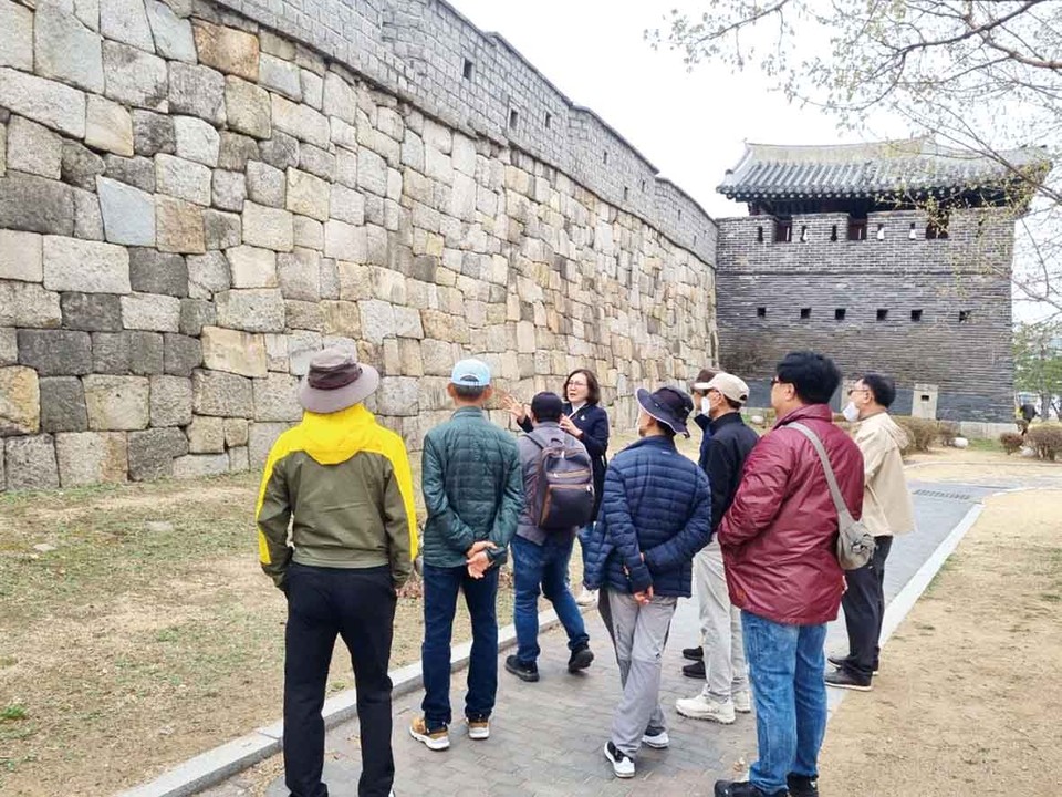 수원문화재단은 다음달 6일부터 수원시 문화관광해설사와 함께하는 ‘수원화성 성곽 완주코스’를 운영한다고 밝혔다. (사진제공=수원문화재단)