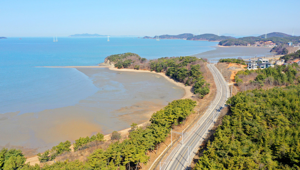 안산시가 관광진흥법에 따른 관광숙박시설 입점에 대해 시 도시계획위원회를 거쳐 건축물의 층수와 규모 등에 있어 규제 완화가 가능하도록 개정하는 내용의 조례안이 지난달 시의회 본회의를 통과, 3일부터 공포·시행된다고 밝혔다. 사진은 대부도 전경. (사진제공=안산시청)