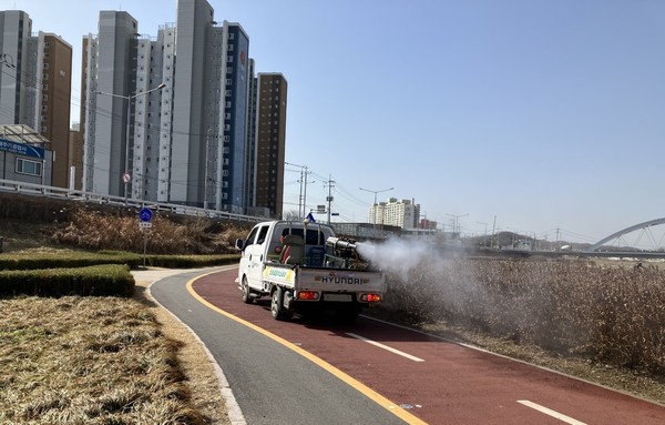 동두천시가 여름철에 증가하는 감염병 매개 모기의 왕성한 활동 시기를 대비해 방역 취약지를 중심으로 집중적 유충구제 및 연무·연막·분무 등의 방제 활동을 적극적으로 추진한다. (사진제공=동두천시청)