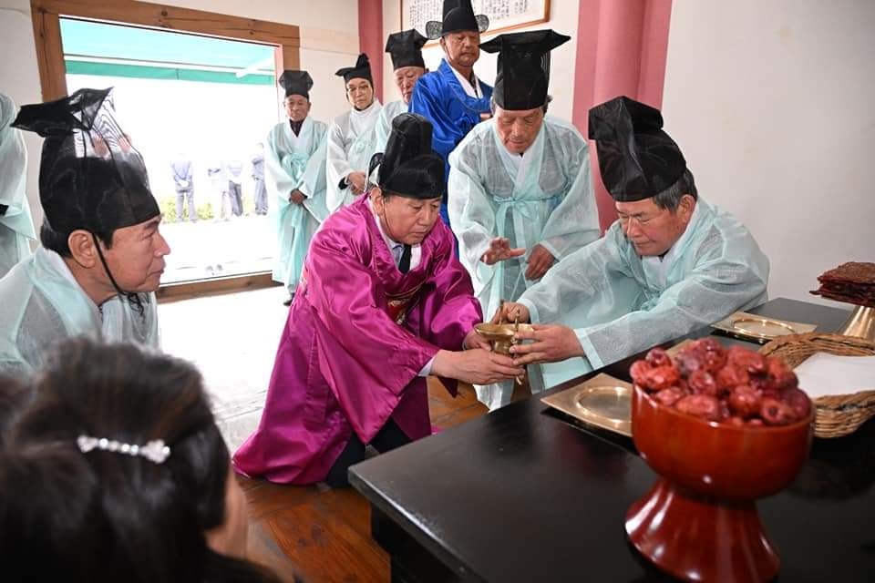 박형덕 동두천시장이 상패동에 마련된 '삼충단 제향행사' 참석해 "충신 세 분 달라지는 동두천 지도 보시면 뭐라 하실지 궁금하다"는 글을 공유했다. (사진=박형덕 동두천시장 페이스북)