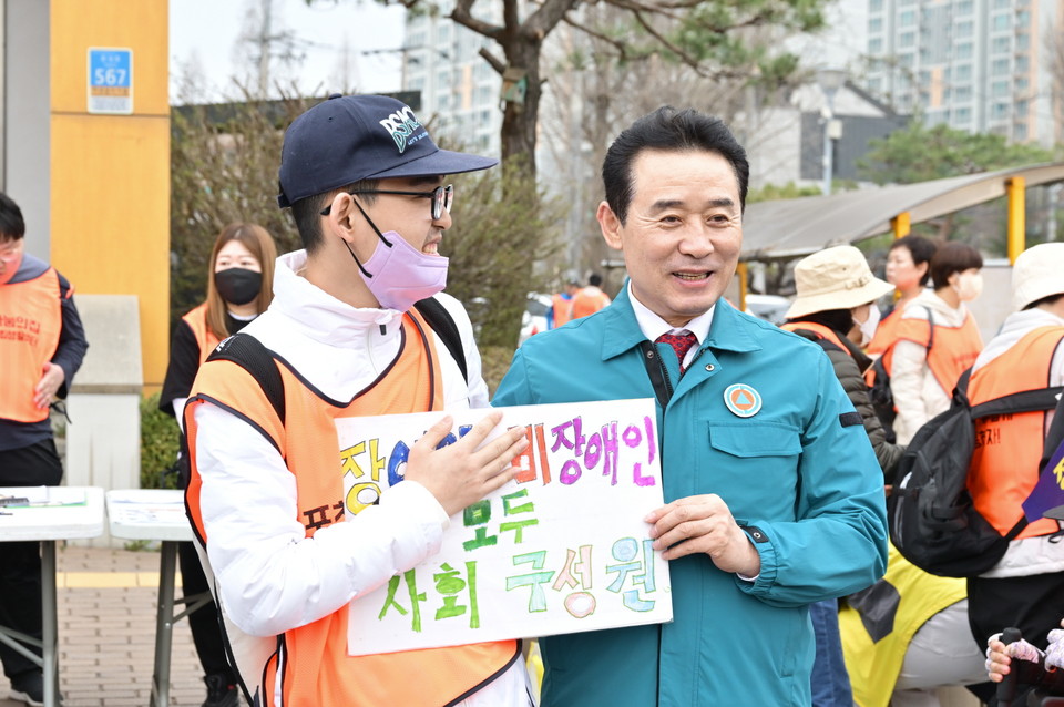 백영현 포천시장이 3일 열린 ‘제12회 두 바퀴로 가는 세상’ 도보 행진 현장을 찾아  장애인들이 더 살기 좋은 도시를 만드는데 최선을 다하겠다고 말했다. (사진제공=포천시청)