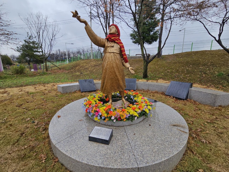 추적추적 봄비가 내리던 3일 오후 1시10분께 '의왕 평화의 소녀상'이 한없이 슬프게 보이고 있다. (사진=장은기 기자)