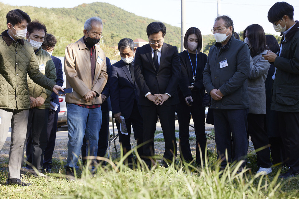 경기도가 3월부터 국가를 대신해 선감학원 사건 희생자에 대한 유해발굴을 추진한다. 지난 2022년 10월19일 선감학원 유해 매장 추정지에서 헌화 및 묵념하는 김동연 지사와 희생 유가족. (사진제공=경기도청)
