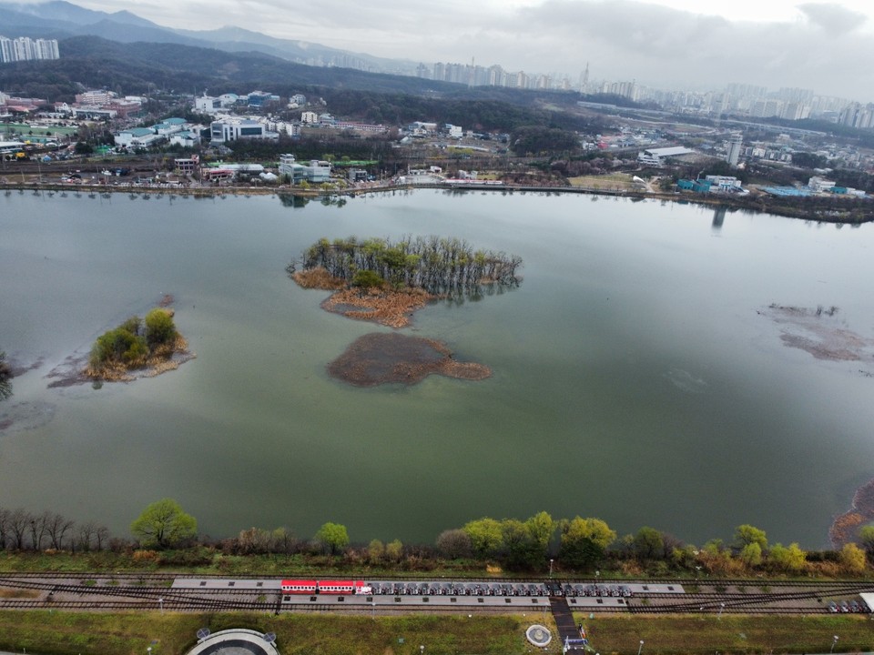 비가 내리는 3일 오후 찾은 약 90만㎡ 크기의 의왕시 월암동에 위치한 왕송호수는 지금으로부터 약 76년 전인 지난 1948년 1월 농업용수를 사용하기 위해 만들어진 저수지다. 사진은 월암동 쪽에서 바라본 모습. 수원 권선구 쪽에서 바라본 모습. (사진=김광섭 기자)
