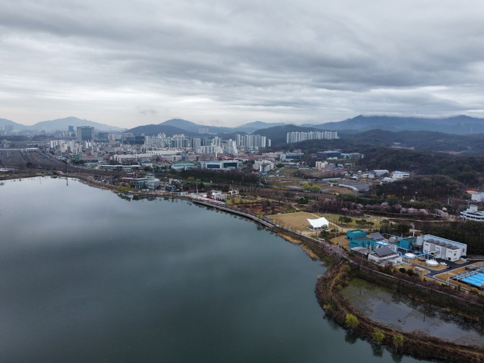 비가 내리는 3일 오후 찾은 약 90만㎡ 크기의 의왕시 월암동에 위치한 왕송호수는 지금으로부터 약 76년 전인 지난 1948년 1월 농업용수를 사용하기 위해 만들어진 저수지다. 사진은 월암동 쪽에서 바라본 모습. 수원 권선구 쪽에서 바라본 모습. (사진=김광섭 기자)