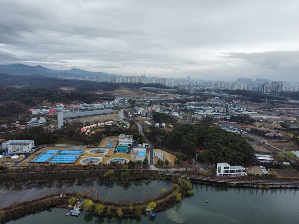 비가 내리는 3일 오후 찾은 약 90만㎡ 크기의 의왕시 월암동에 위치한 왕송호수는 지금으로부터 약 76년 전인 지난 1948년 1월 농업용수를 사용하기 위해 만들어진 저수지다. 사진은 월암동 쪽에서 바라본 모습. 수원 권선구 쪽에서 바라본 모습. (사진=김광섭 기자)